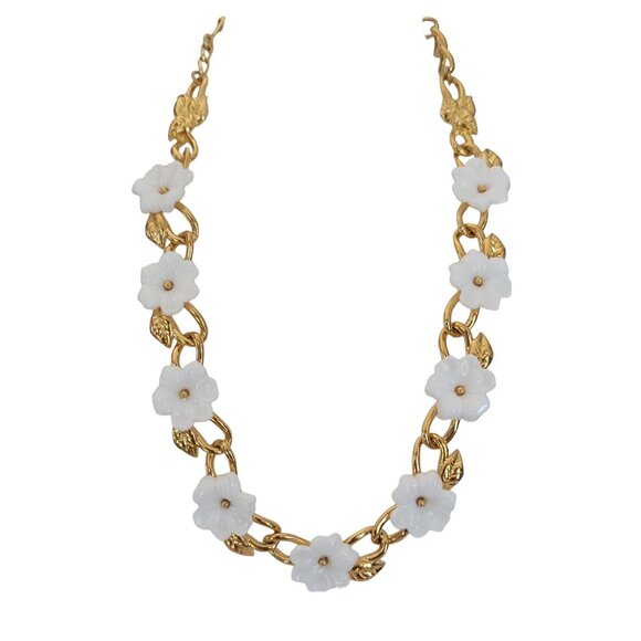 Trifari TM Gold Tone White Daisy Lucite Flower Necklace & Clip-On Earrings K358 - Picture 3 of 10